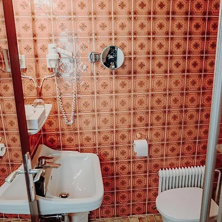 Der Eberhard - Sleep & Dine A9 Exit 133 Guest house